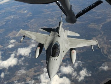 Βίντεο: Εναέριος ανεφοδιασμός F-22 και F-16 από ένα KC-135 Stratotanker